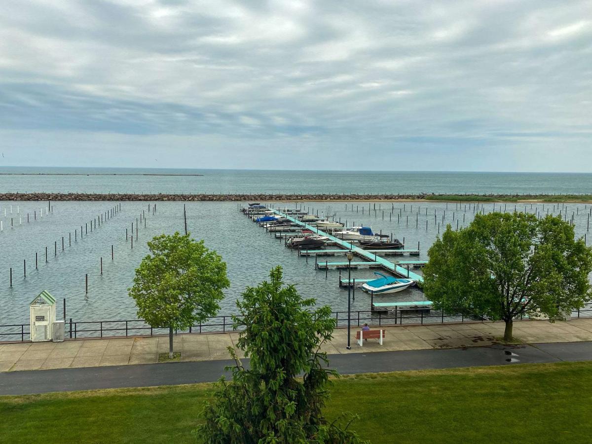 Clarion Hotel Conference Center On Lake Erie Dunkirk Exterior photo